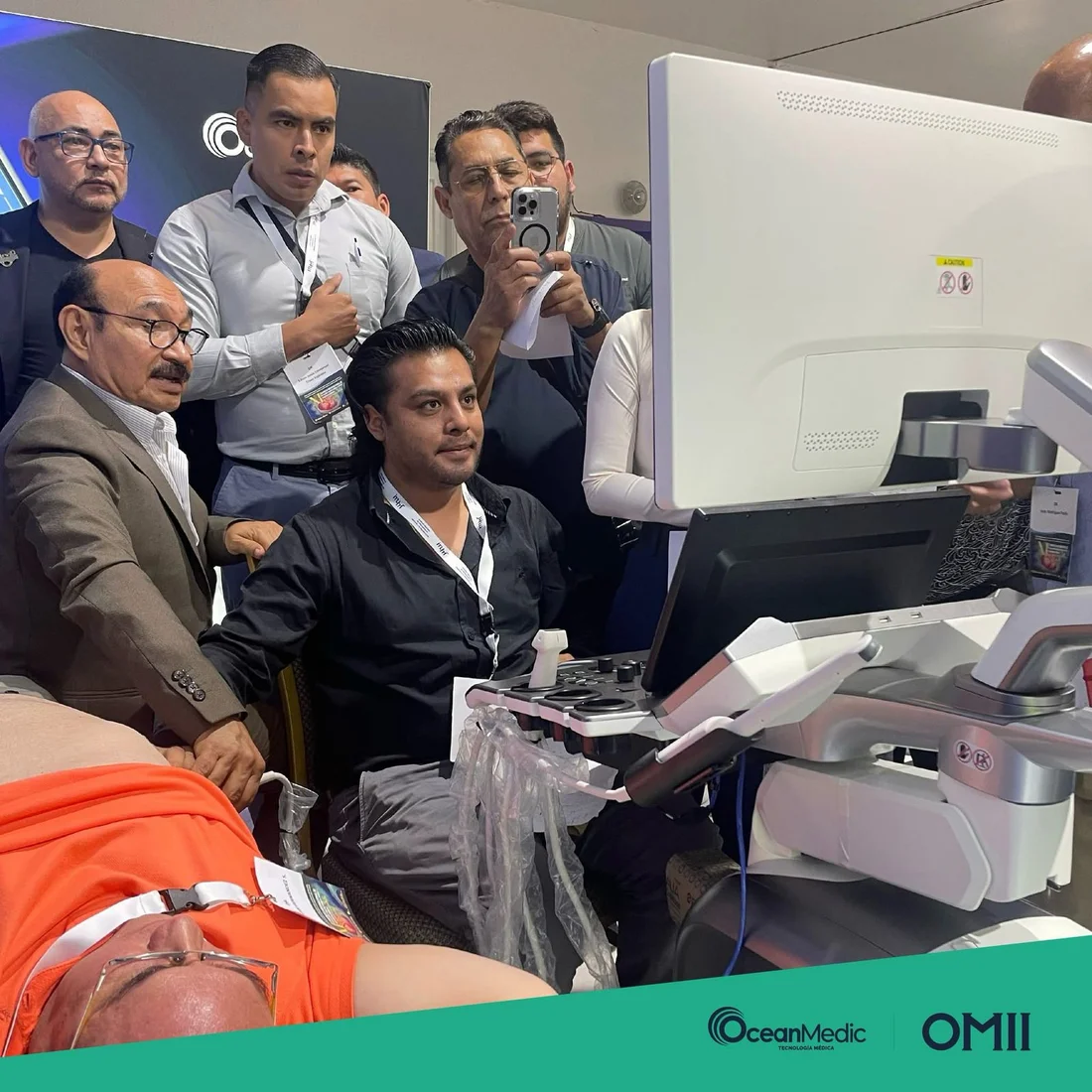 Participantes observando una demostración con un equipo de ultrasonido