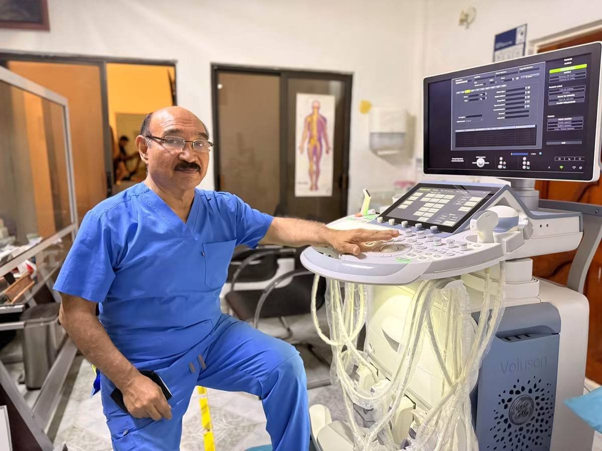 Profesional junto a un equipo de ultrasonido en las instalaciones de IMUMR